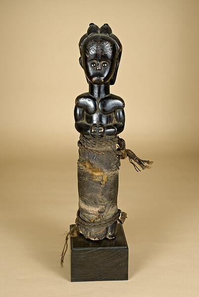 Fang Byeri reliquary figure, Ntumu group, Gabon. Held by the Fondazione Alessandro Passaré, Milan, Italy.
