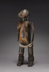 Statuette féminine Ngbandi de République Démocratique du Congo, bois, perles et métal. Évaluation de la valeur et inventaire de collection par AfricArtMarket.