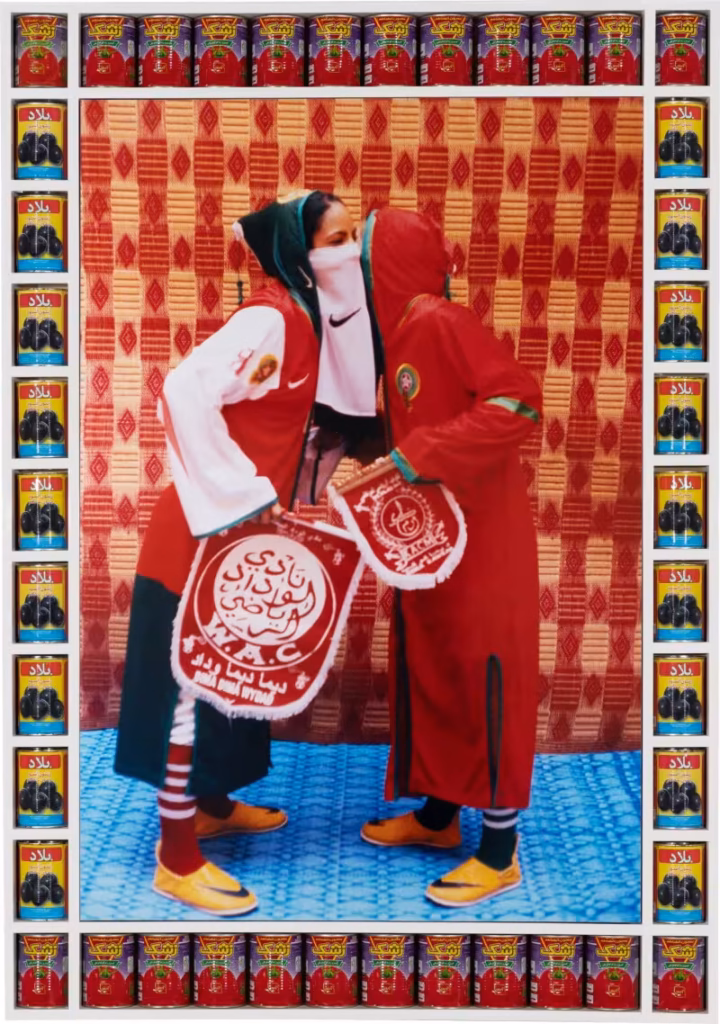 Œuvre "Exchange" d'Hassan Hajjaj, photographie et canettes aluminium, art contemporain marocain.